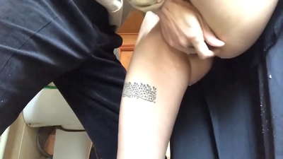 Squirt koulun vessassa, todellinen vaahtoava orgasmi - opettajani teki parhaansa...