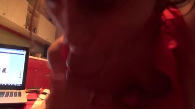 Koulutyttö imee veljensä munaa, kun kukaan ei ole kotona